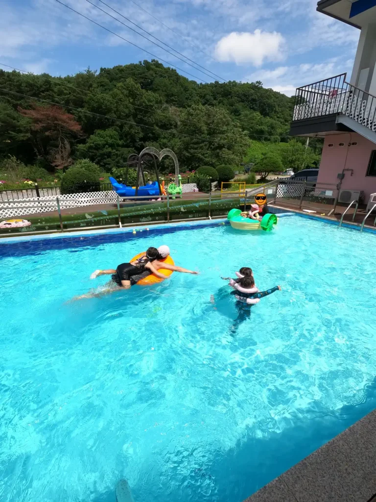 가평 토이 키즈 풀빌라 메인 풀장