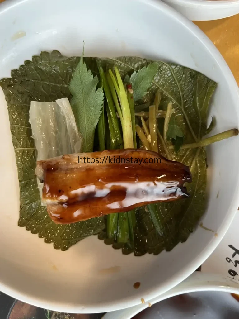 장어 쌈(당귀, 고추장아찌채)