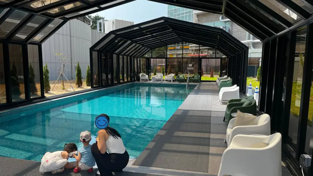 세련된 에메랄드빛 야외 수영장 