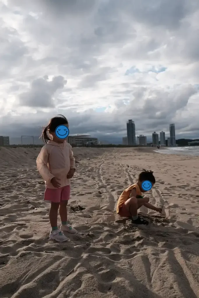 양양 낙산해수욕장 넓은 백사장에서 모래놀이하는 아이들