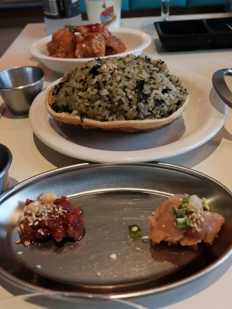 고소한 게딱지 볶음밥과 함께 제공되는 오징어, 명란 젓갈 세트와 특제 소스