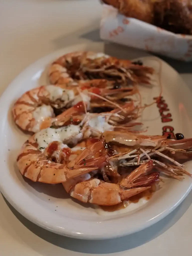 노릇노릇하고 바삭하게 구워져 나온 먹음직스러운 새우구이 세 마리